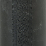 Distributeur de savon en ciment gris liseret vertical gravé