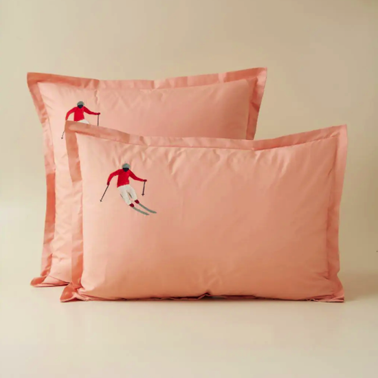 Taie d'oreiller brodée 65x65 - Après-ski rose pêche - Sylvie Thiriez