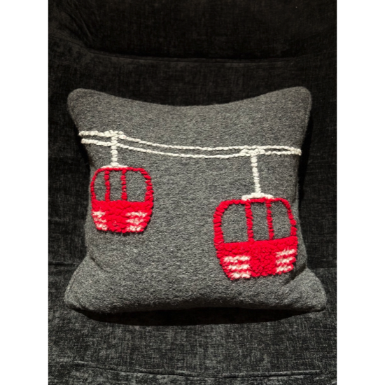 Coussin en laine gris - Télécabines rouge - 50x50