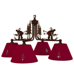 Lustre motif skieurs avec quatre abats jour rouges percés sapins