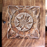 Boîte à clefs en bois brulé sculptée Edelweiss