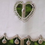 Brise bise pompons blancs 135 cm 
