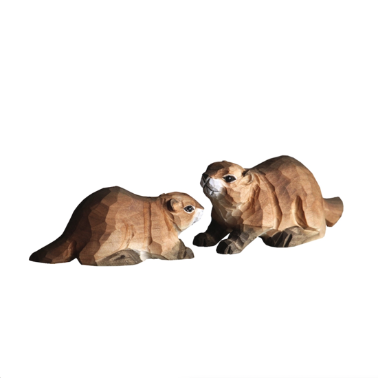 Couple de marmottes couchées en bois sculpté