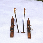 Paire de skis 90 et batons skis dim 90 cm et 55 cm