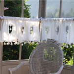 Brise bise pompons blancs 135 cm 