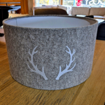 Abat-jour à poser Ø40 Feutre Beige - Broderie bois de cerf écrue