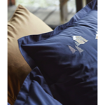 Taie d'oreiller brodée Au coeur de la vallée Bleu - Sylvie Thiriez