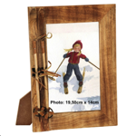 Petit cadre photo en bois brulé avec skis et batons à gauche 30.5x21.5x4cm