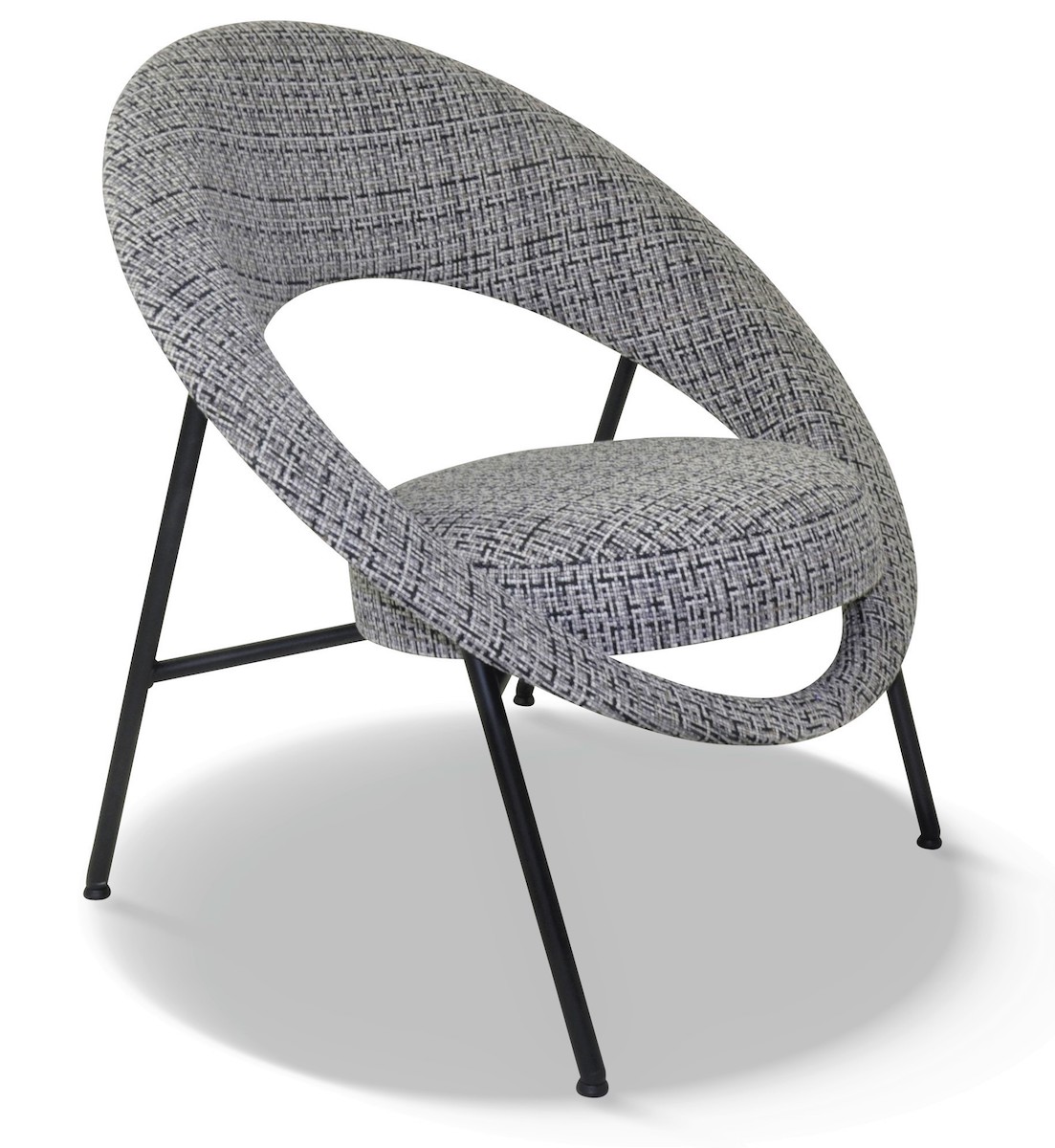 Dessiné en 1957 par le couple de designers français Geneviève Dangles et Christian Defrance, le fauteuil a marqué son époque. Véritable icône design son assise circulaire est entourée d’un dossier en forme d’anneau (d’où son nom qui fait référence à la planète). 